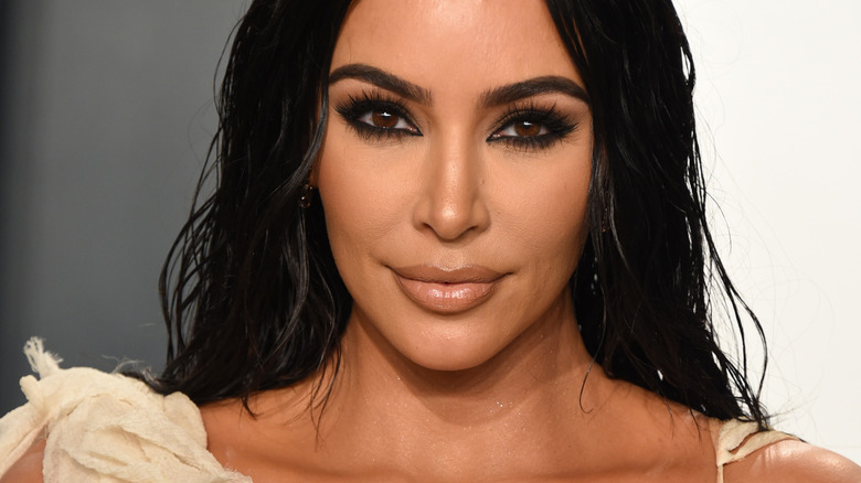 Kim Kardashian porte un eye-liner noir