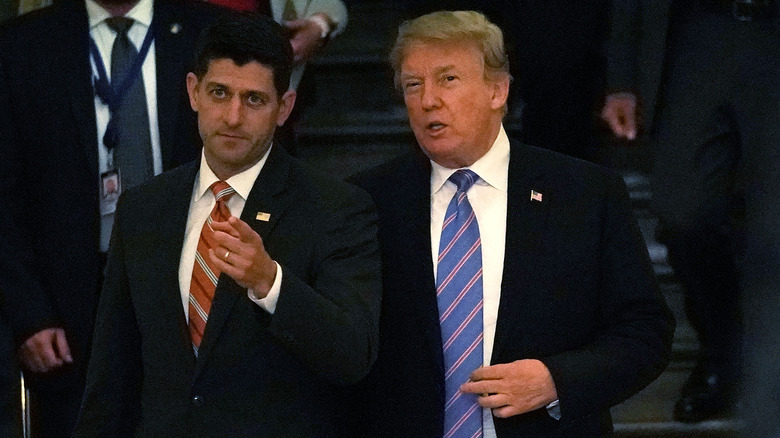 paul ryan pointant et marchant avec donald trump