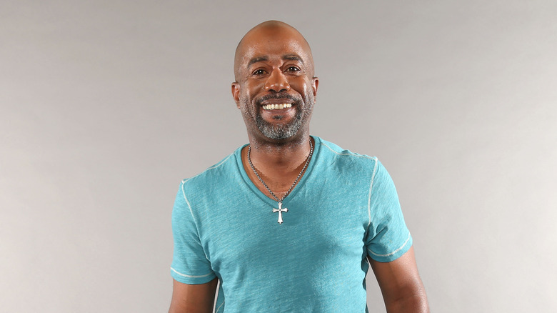 Darius Rucker souriant