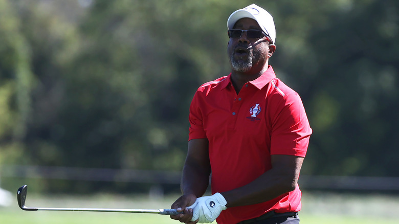 Darius Rucker jouant au golf