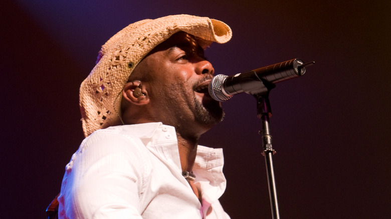 Darius Rucker chantant avec un chapeau de cowboy