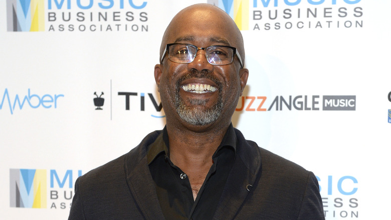 Darius Rucker souriant