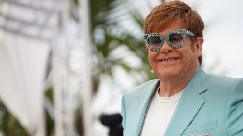 Elton John souriant