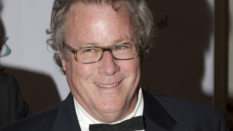 John Heard souriant