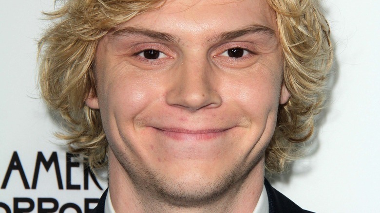 Evan Peters posant