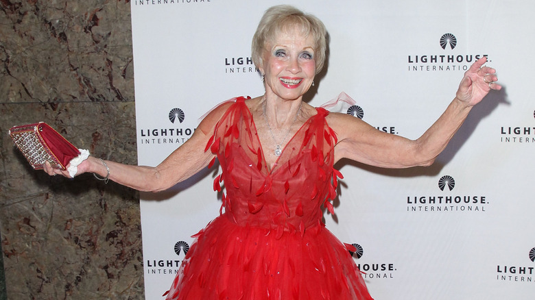 Jane Powell danse sur le tapis rouge