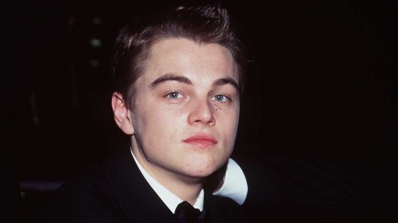 Leonardo DiCaprio en costume-cravate en 1998.