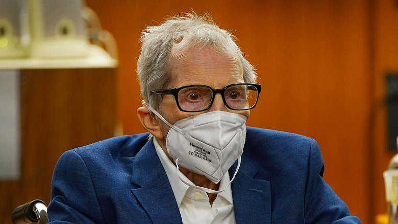 Robert Durst portant un masque