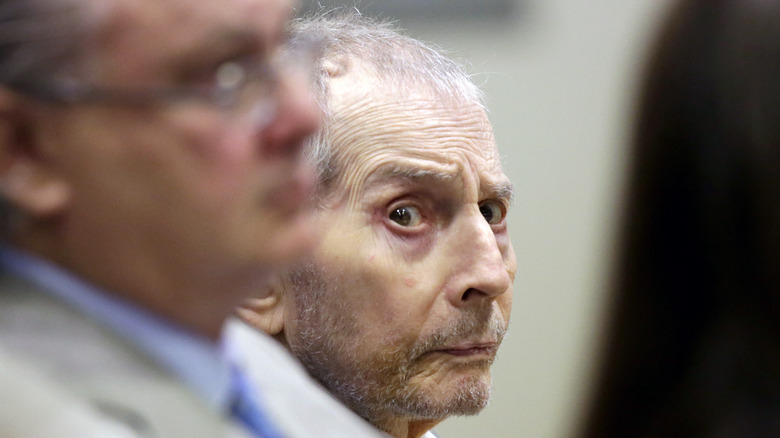 Robert Durst haussant un sourcil devant le tribunal