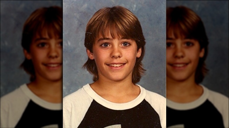 Jared Leto souriant sur une photo d'école