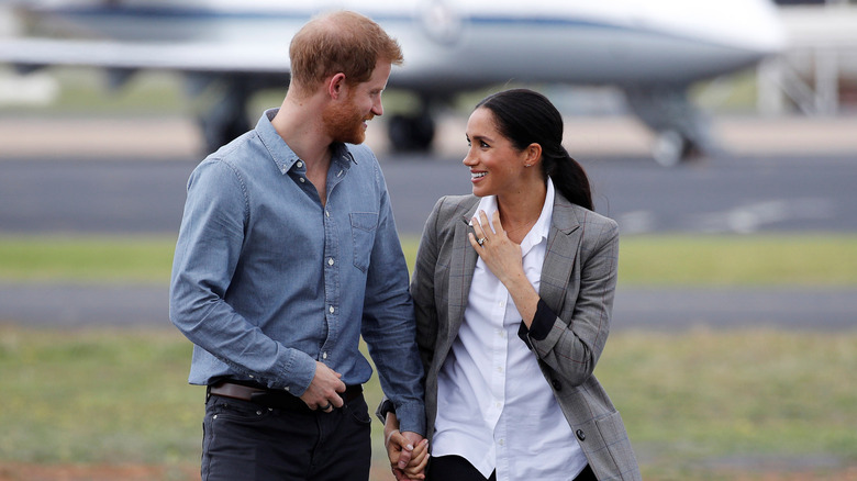 Le prince Harry et Meghan Markle se regardent 