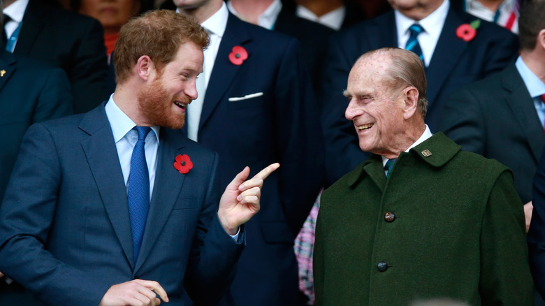 Le prince Harry et le prince Philip partagent un rire