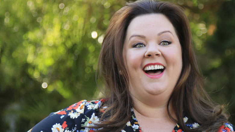 Melissa McCarthy souriant dehors