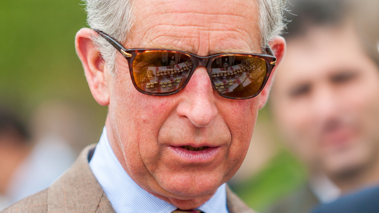 Le prince Charles portant des lunettes de soleil