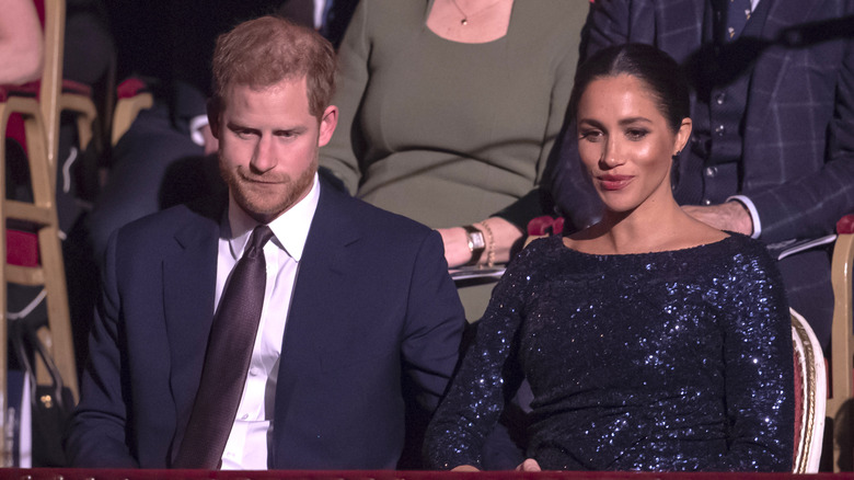 Le prince Harry et Meghan Markle regardent vers le bas