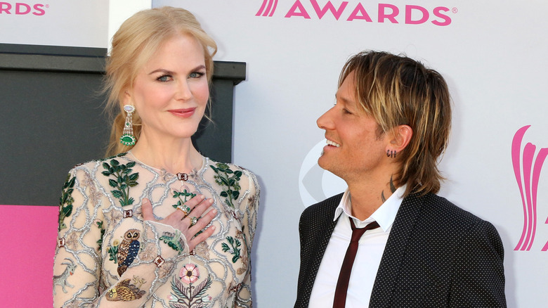 Keith Urban regarde Nicole Kidman