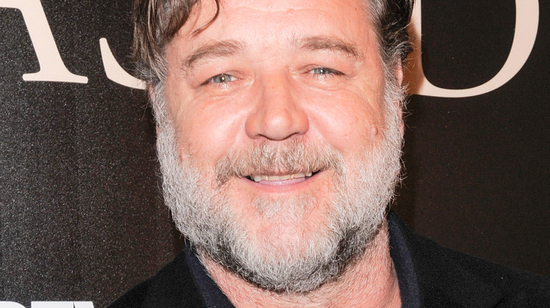 Russell Crowe posant