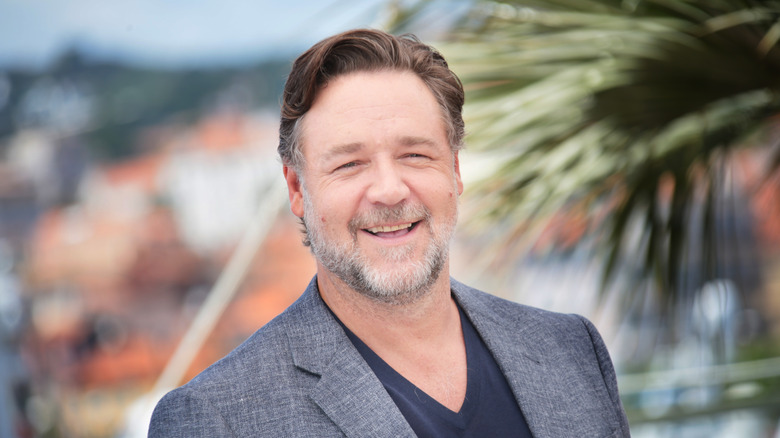 Russell Crowe posant