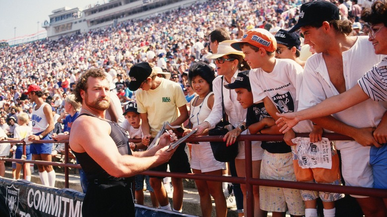 John Matuszak signe des autographes.