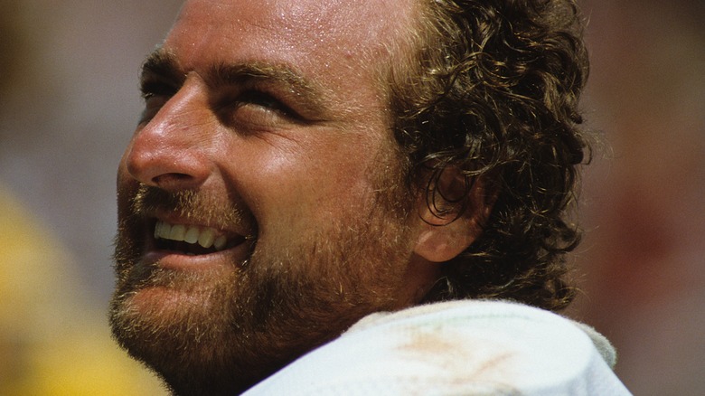 John Matuszak souriant dans son uniforme de football.