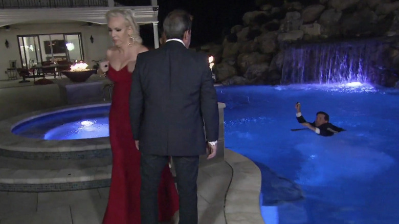 Margaret Josephs poussant Marty dans la piscine