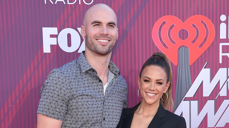 Mike Caussin et Jana Kramer sur le tapis rouge