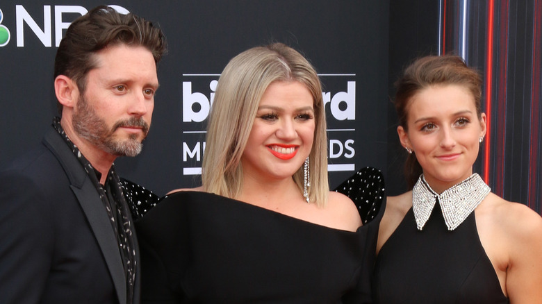 Brandon Blackstock, Kelly Clarkson et Savannah Blackstock sur le tapis rouge