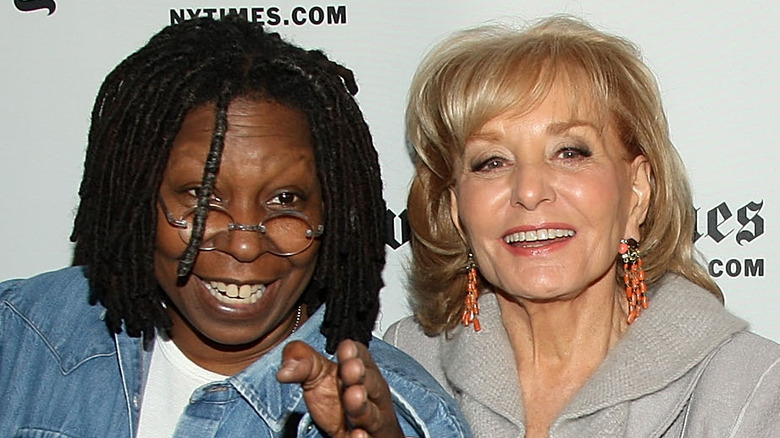 Whoopi Goldberg et Barbara Walters souriant