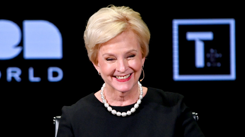 Cindy McCain parle sur un panneau