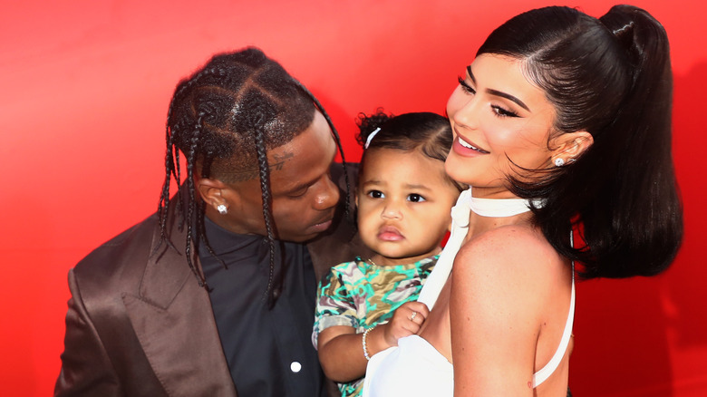 Kylie Jenner, Travis Scott et Stormi posent