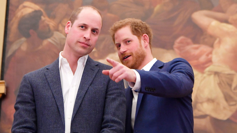 Le prince William et le prince Harry discutent en 2018.