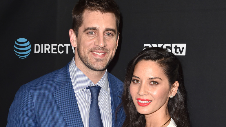 Aaron Rodgers Olivia Munn sourit sur le tapis rouge