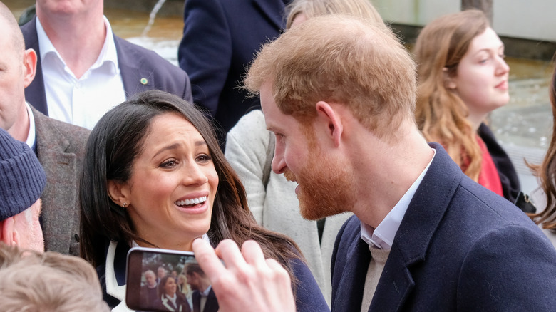 Les cheveux clairsemés du prince Harry vus alors qu'il parle à Meghan