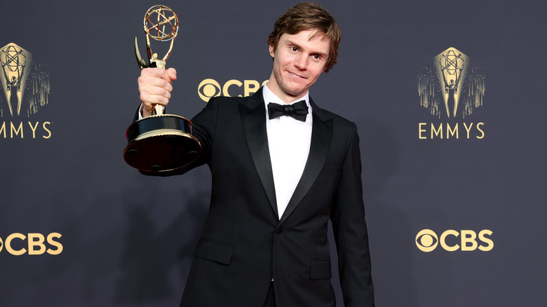 Evan Peters posant avec un prix