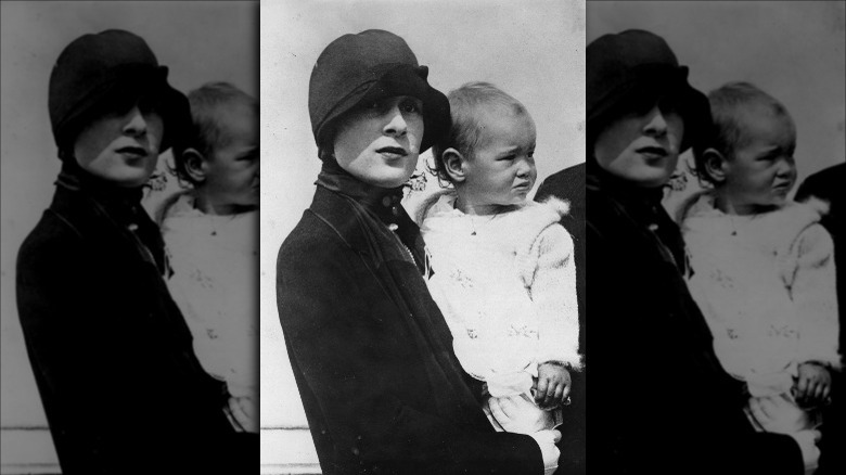 Un bébé Gloria Vanderbilt avec sa mère en 1926