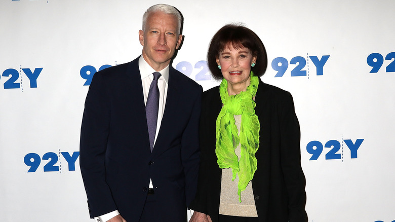 Anderson Cooper et Gloria Vanderbilt posent