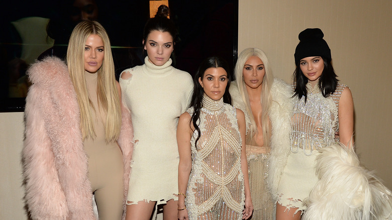 Khloe, Kendall, Kourtney, Kim et Kylie posant ensemble