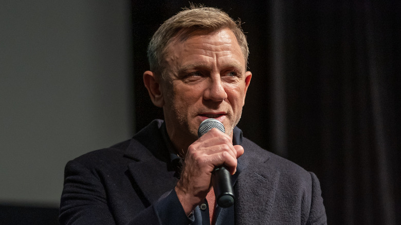 Daniel Craig parle sur un panneau