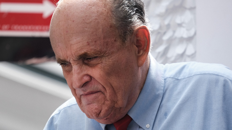 Rudy Giuliani regardant vers le bas en fronçant les sourcils