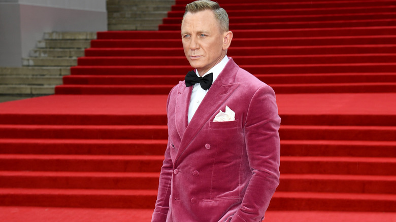 Daniel Craig portant un blazer rose