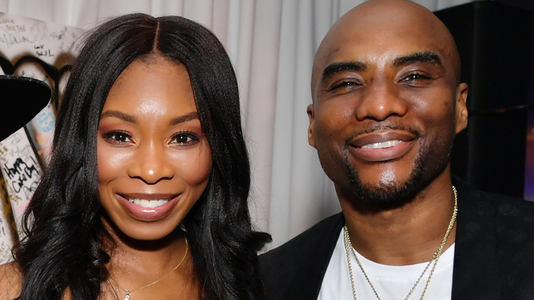 Charlamagne tha God et Jessica Gadsden posant