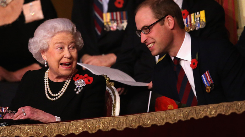 La reine Elizabeth et le prince William sourient et rient ensemble