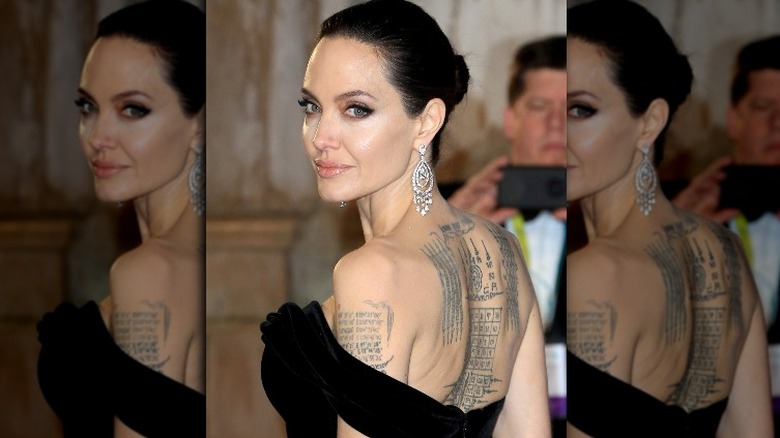 Angelina Jolie avec ses tatouages 