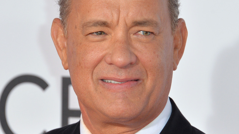 Tom Hanks sourit sur le tapis rouge