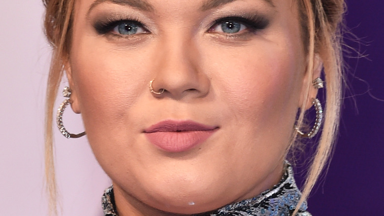 Amber Portwood posant le tapis rouge