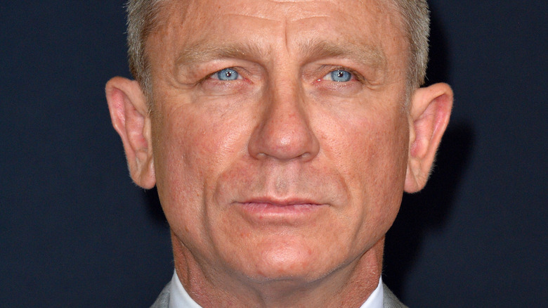 Daniel Craig avec une expression sérieuse