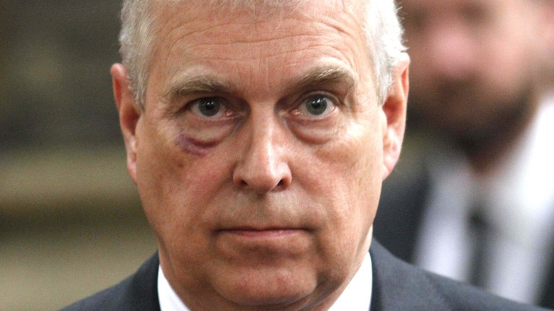 Ce que nous savons du prince Andrew qui reçoit des documents juridiques à son domicile