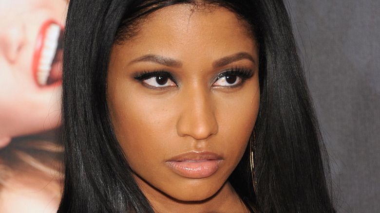 Nicki Minaj avec une expression sérieuse sur le tapis rouge