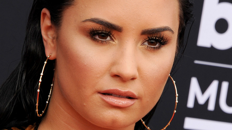 Demi Lovato tapis rouge sérieux