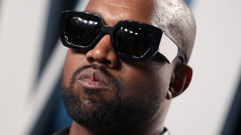 Kanye West portant des lunettes de soleil